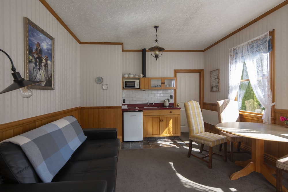 Settlers Cottage Motel 42/64