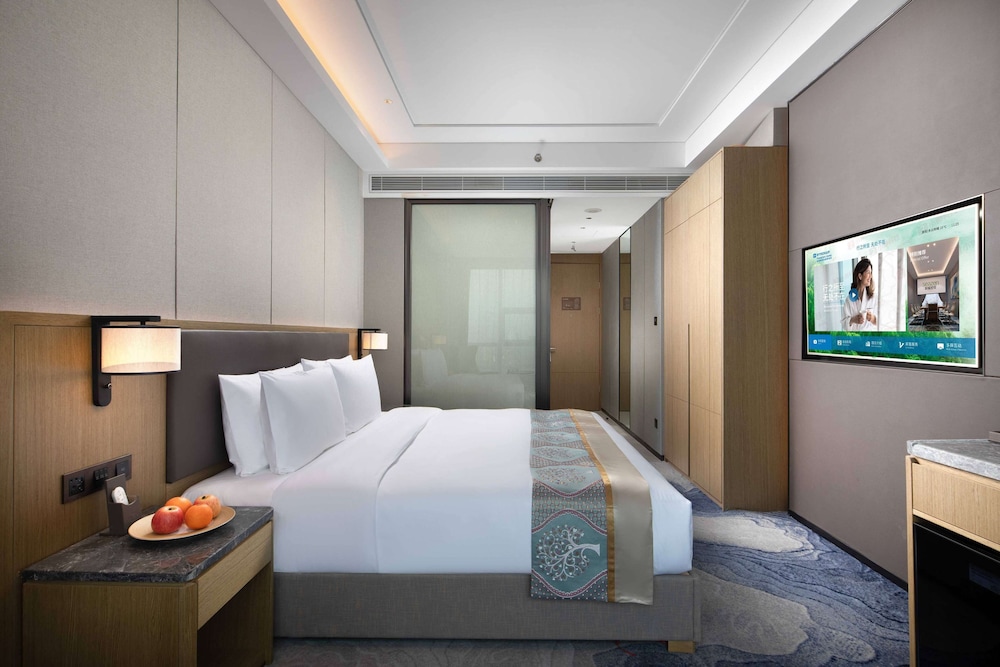 ELEGANT, KING BED