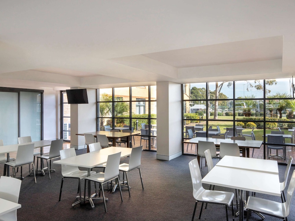 Mercure Sydney Blacktown 60/72