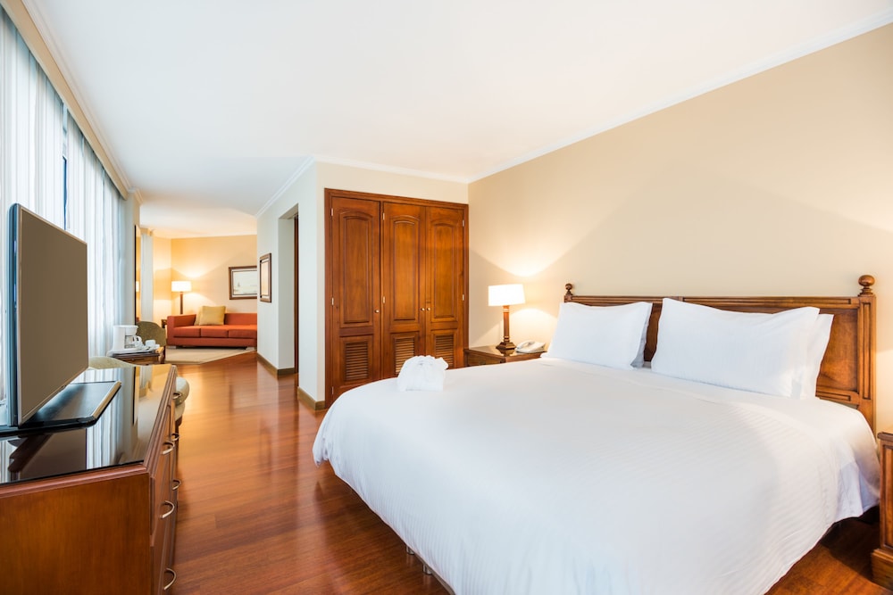 JUNIOR SUITE, QUEEN BED