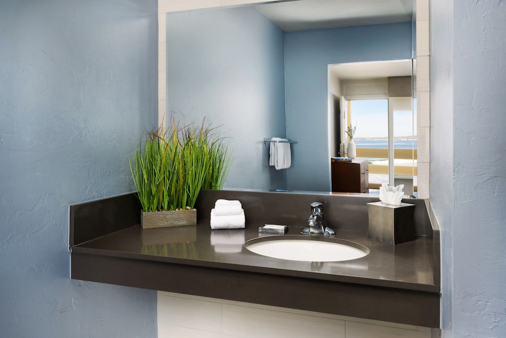 Monterey Beach Hotel, a Tribute Portfolio Hotel 24/83