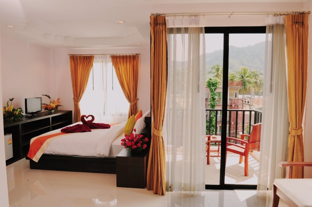 DELUXE, DOUBLE OR TWIN BED