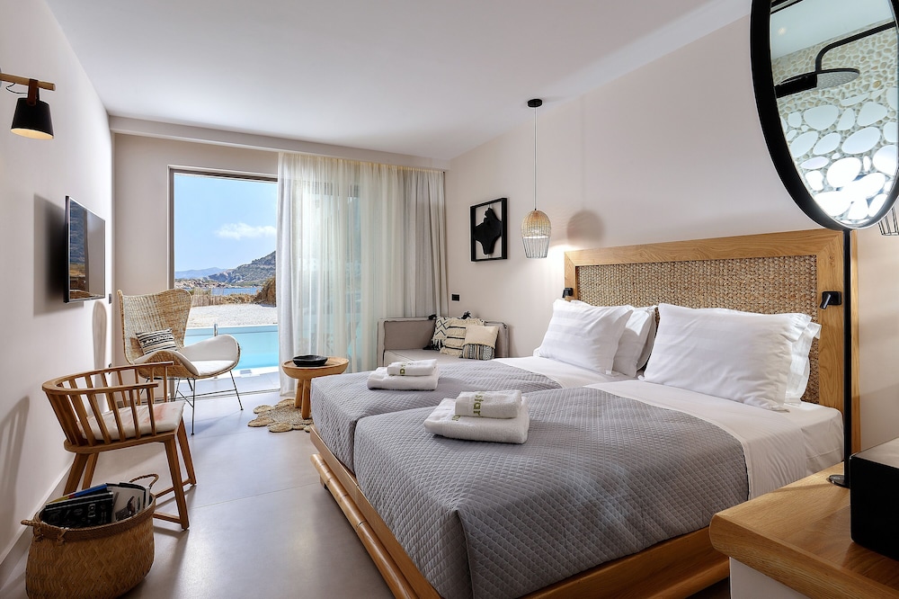 1 Bedroom, Deluxe, Suite, Double Bed, Partial Sea View, 2 Sofa, Pool Access