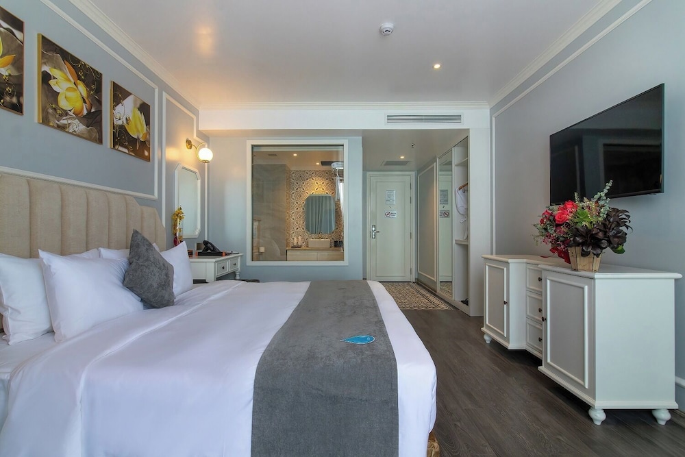 La Vague Hotel 6/20