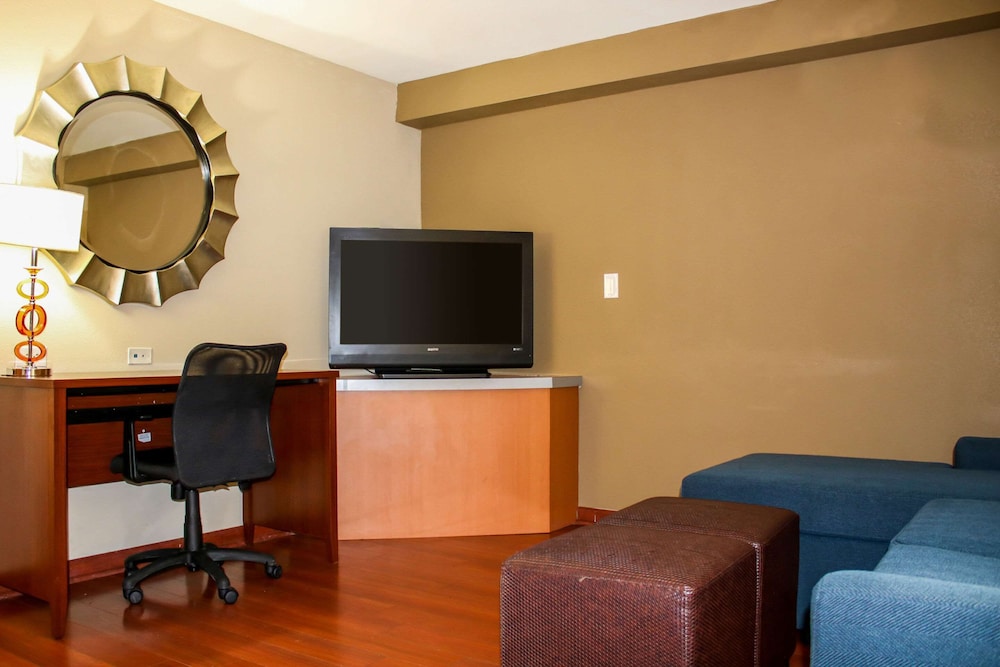 Comfort Suites At Virginia Center Commons 34/39