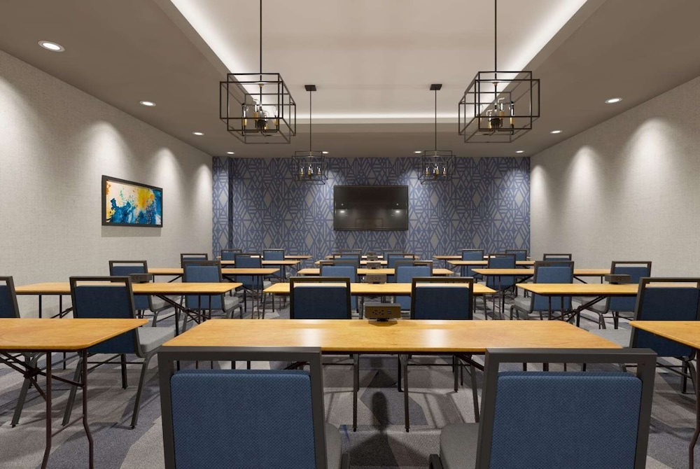 La Quinta Inn & Suites by Wyndham Locust Grove 42/55