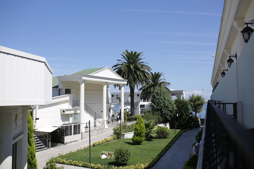 Northdoor Hotel 43/50