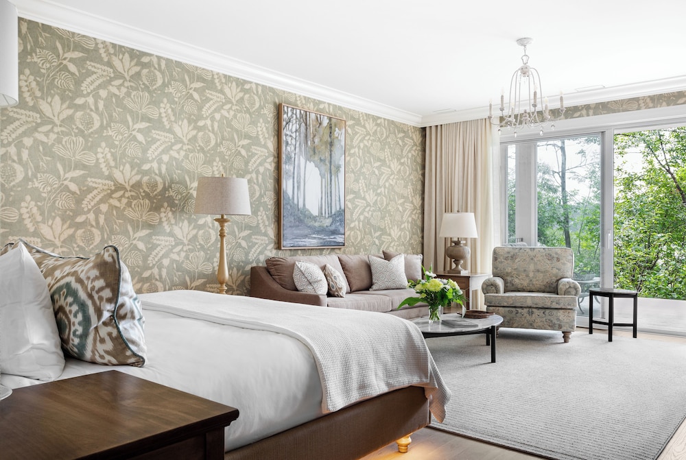 Deluxe, King Bed, Lake Side، Manoir Hovey 2/2