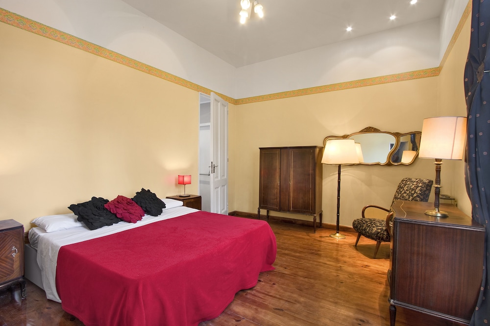 ROOM, DOUBLE BED