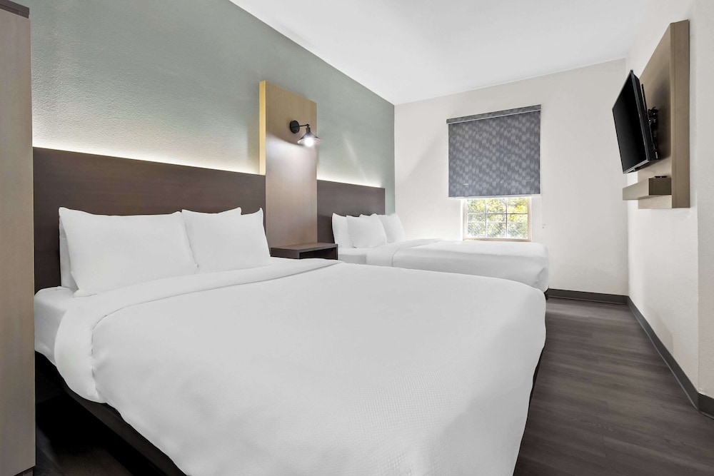 Efficiency, Suite, 3 Queen Beds, 2 Queen Beds, Sofa