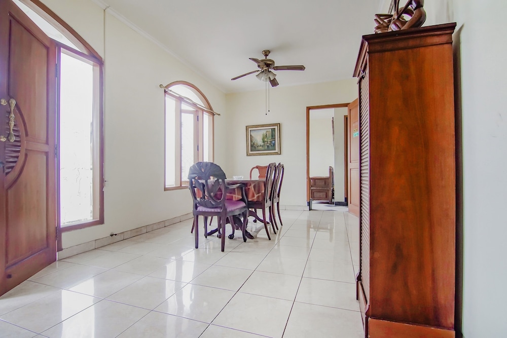 OYO 90094 Gayatri Residence 8/30