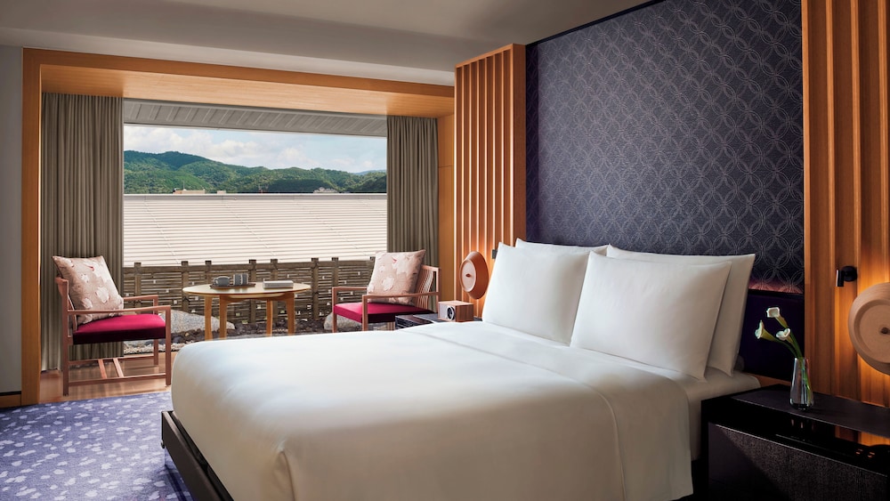 جناح بسرير كينج بإطلالة على الجبل، The Ritz Carlton Kyoto 3/4