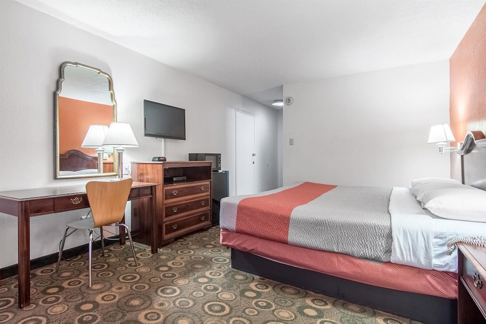 1 King Bed - Non-Smoking, Micfridge