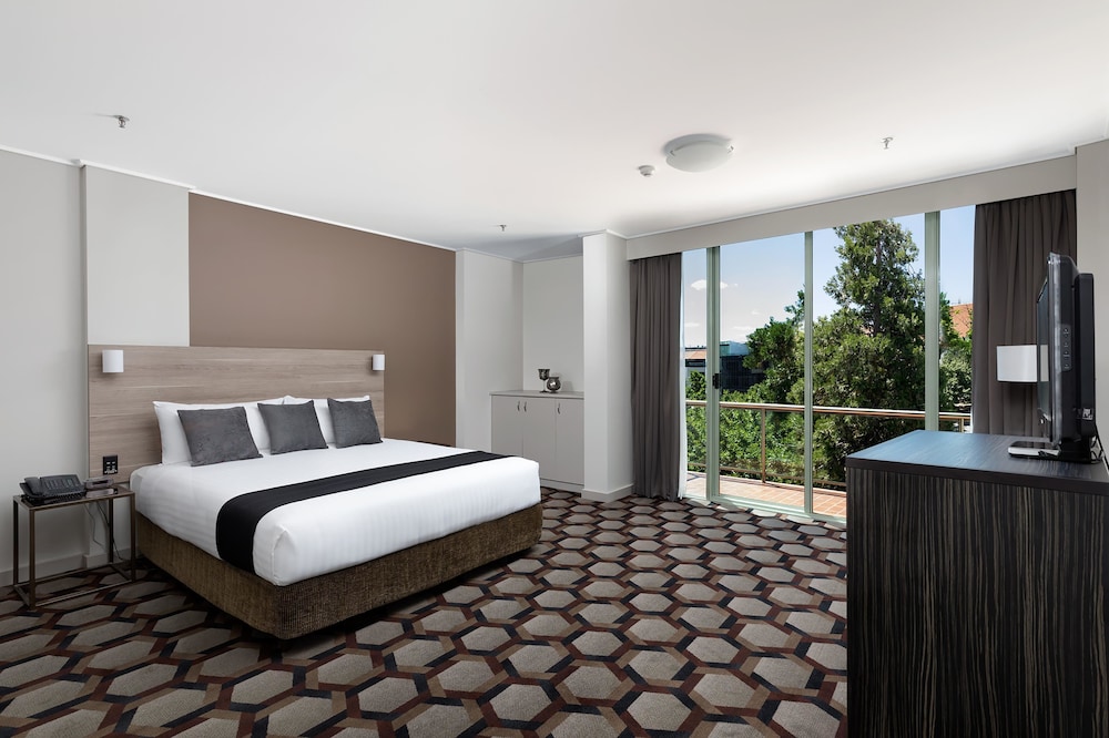 EMBASSY, SUITE