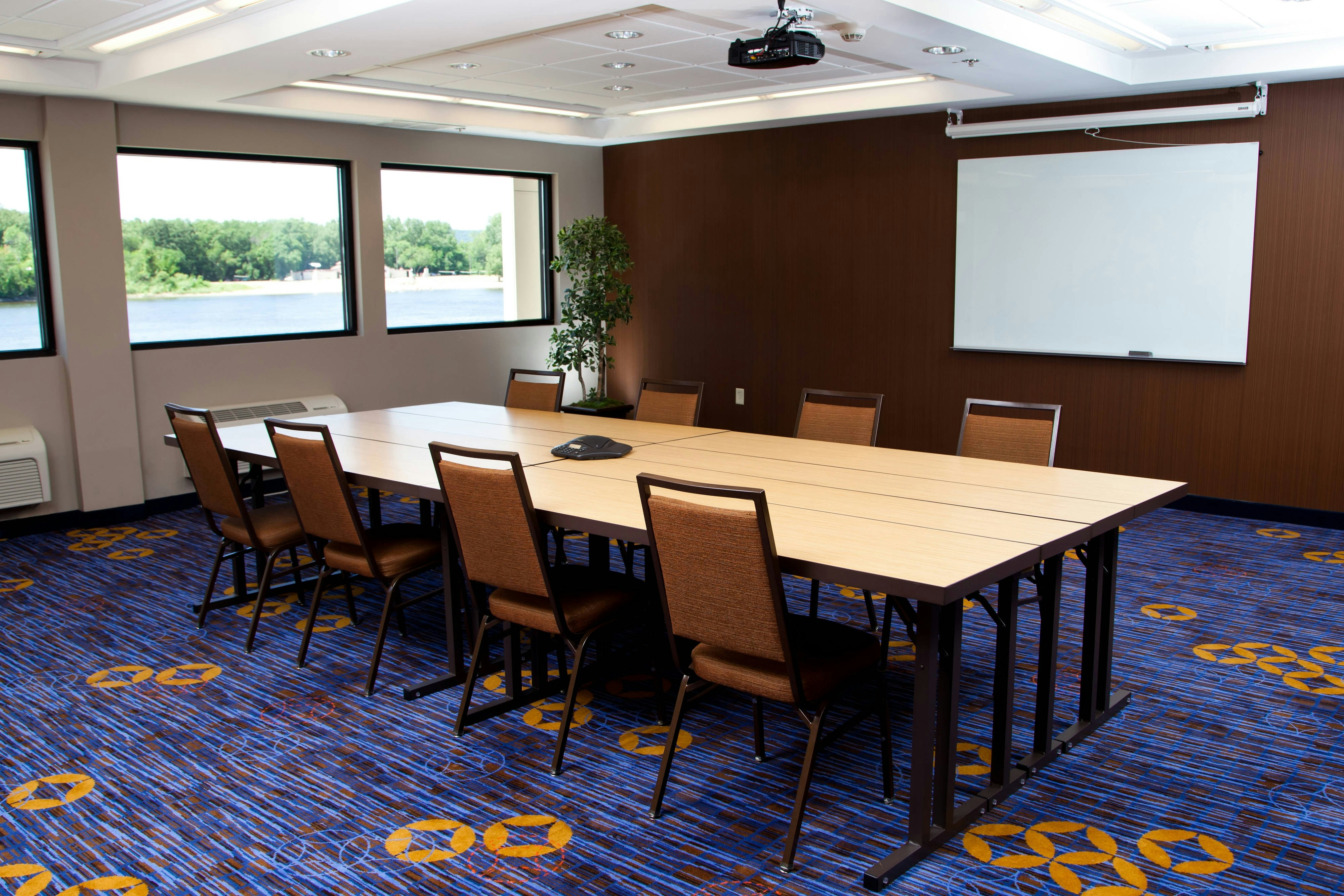 Courtyard By Marriott La Crosse 20/23