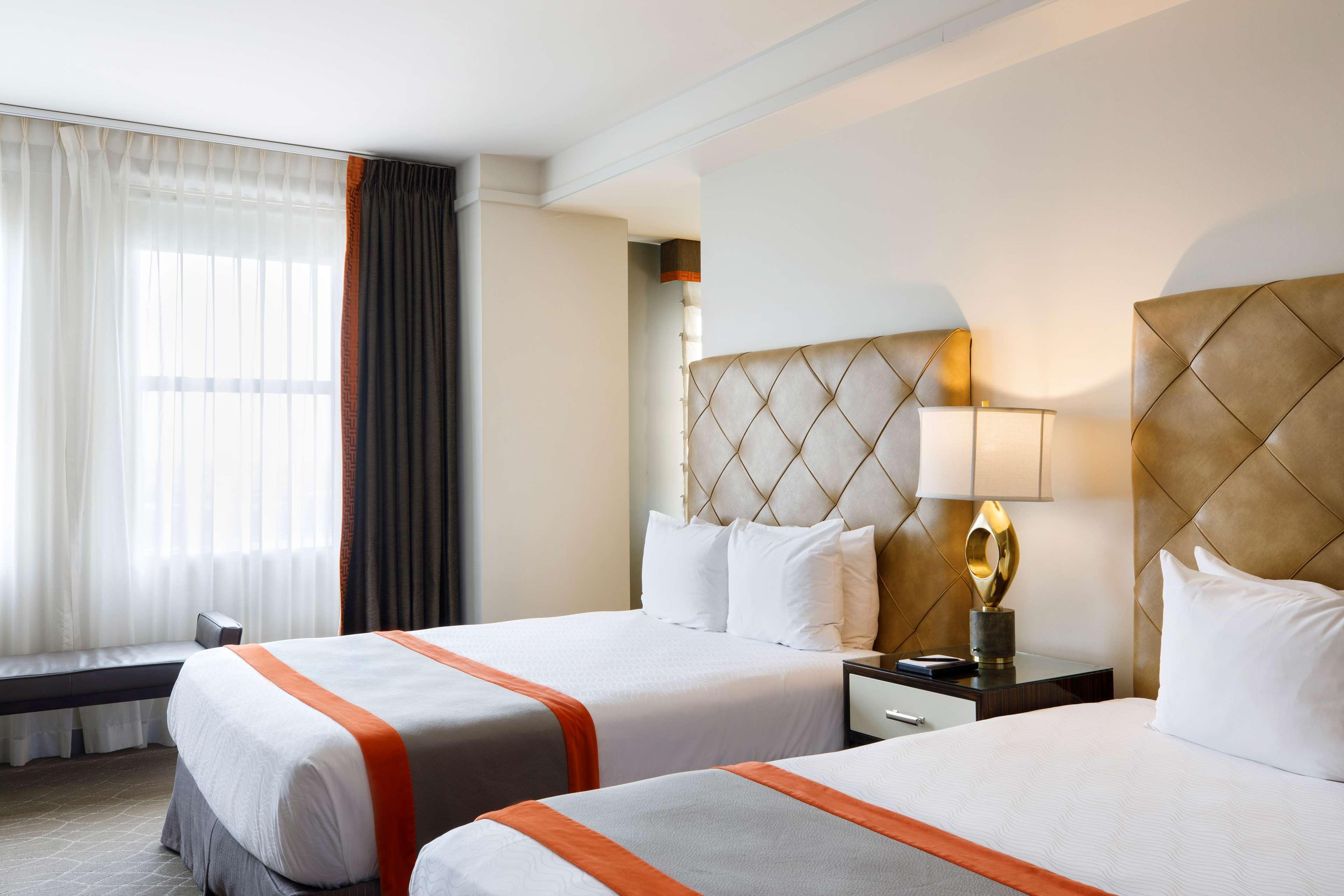 غرفة ديلوكس بسرير كوين، Colcord Hotel Oklahoma City, Curio Collection by Hilton 4/10