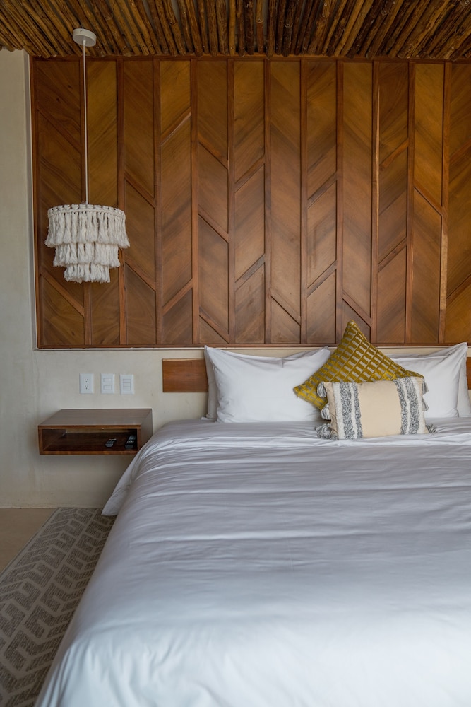 LOWER, KING BED, BEACH FRONT