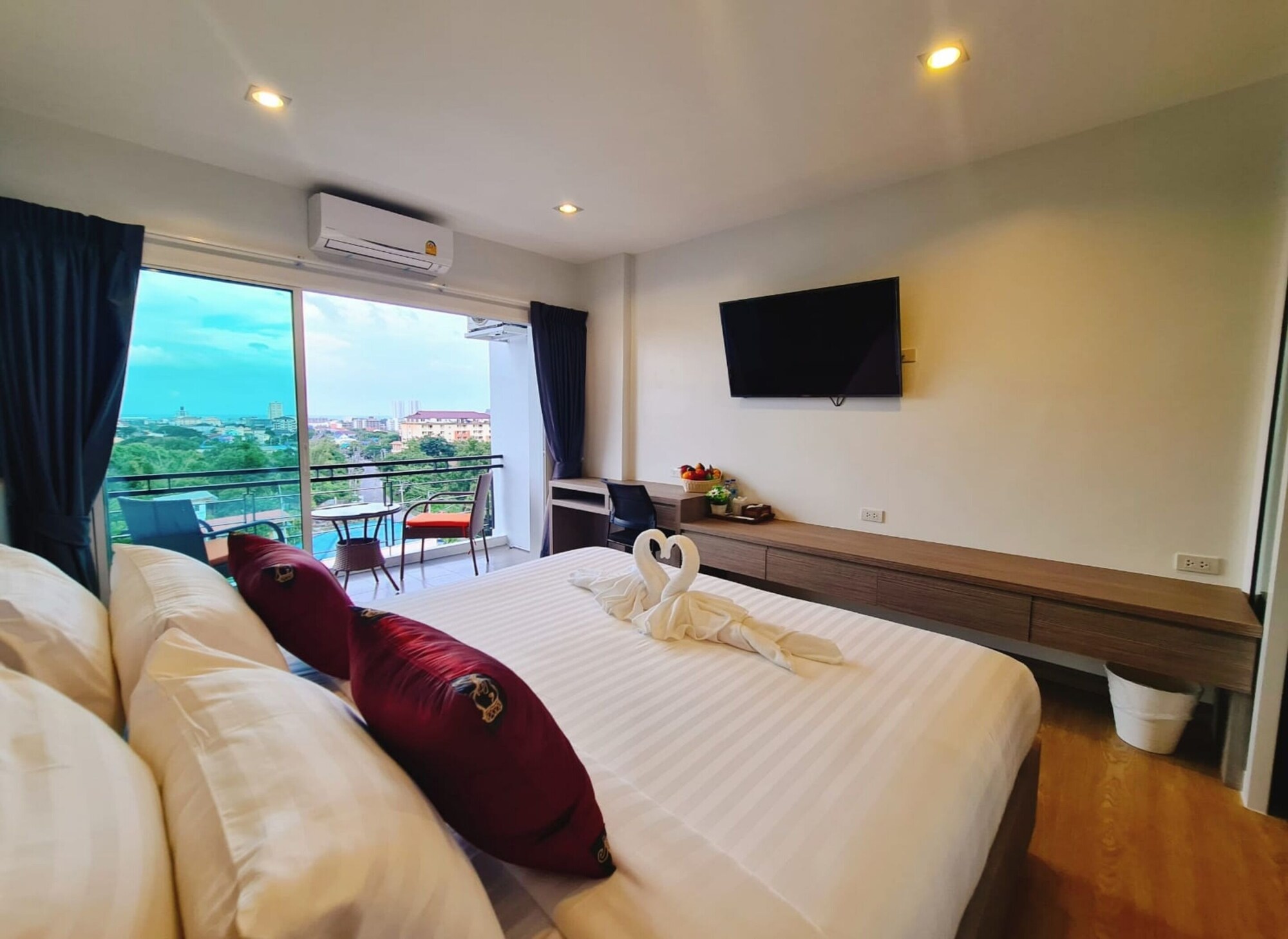 DELUXE ROOM