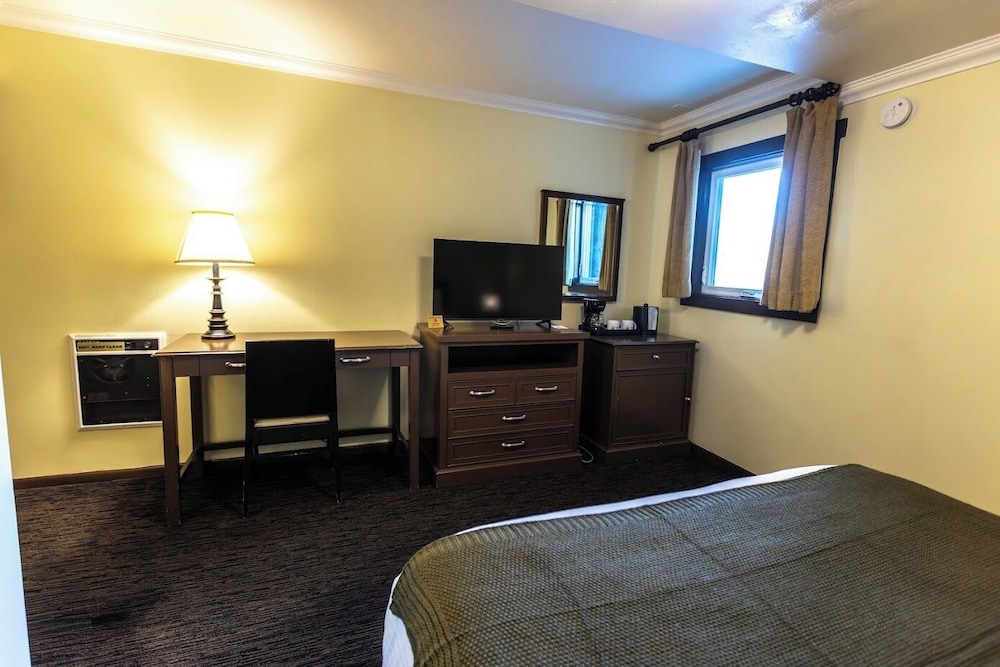 Mammoth Creek Inn 51/59