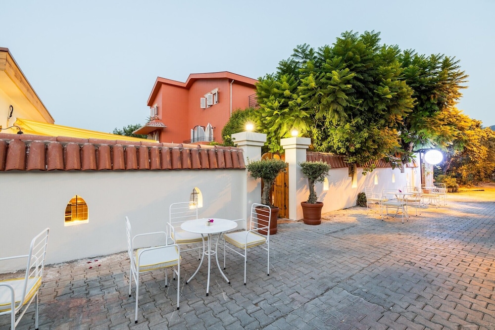 Yonca Anjelika Otel +12 40/50