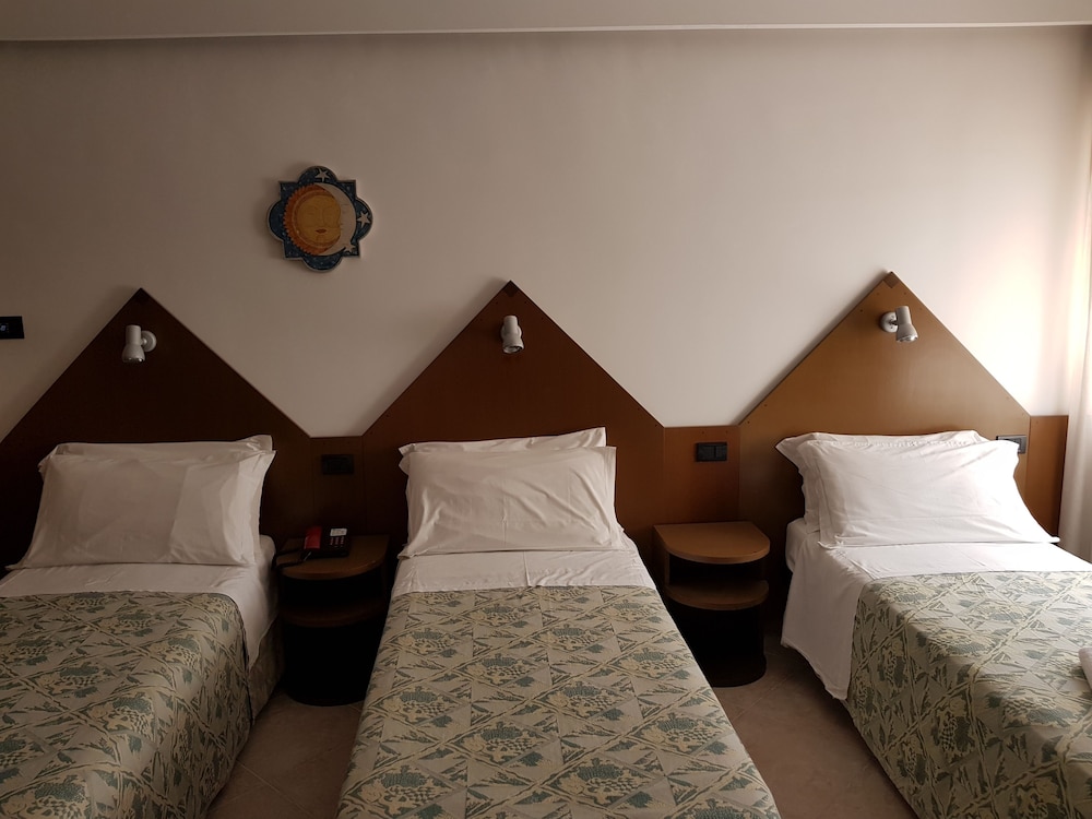 ROOM, TRIPLE, 1 DOUBLE AND 1 SINGLE BED