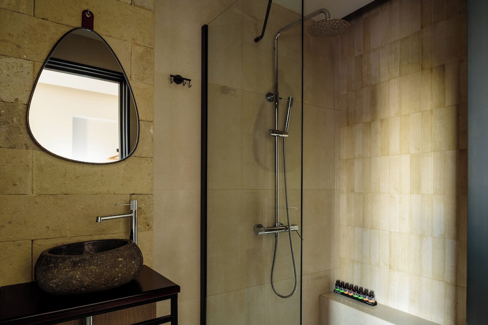 Arthur Suites 59/60