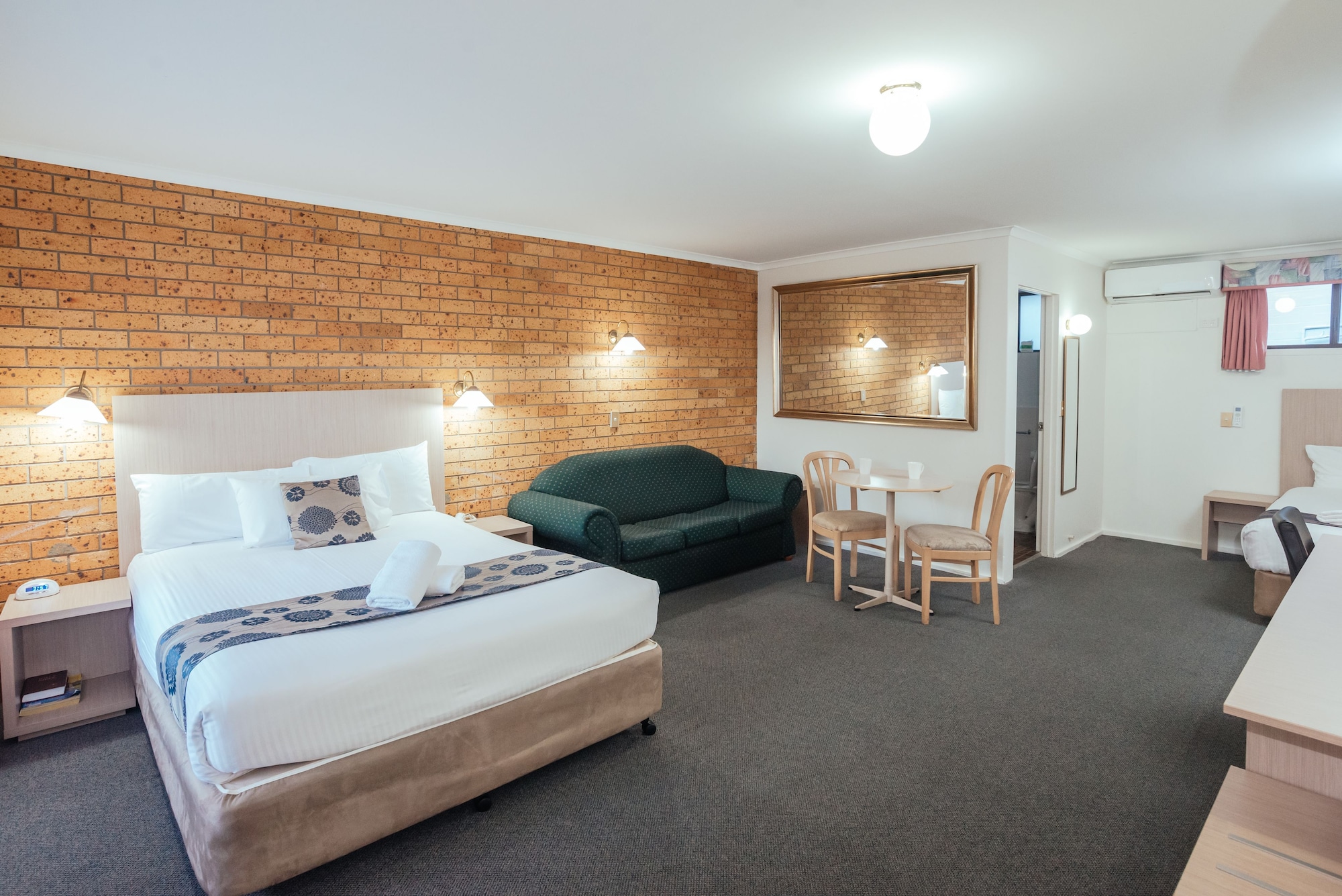 EXECUTIVE, QUEEN BED