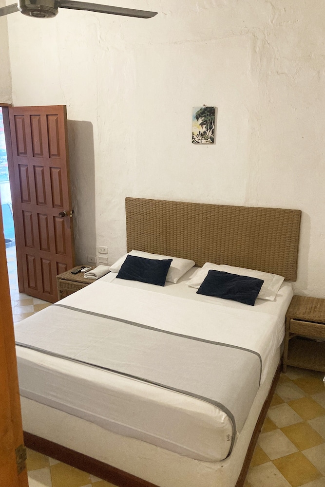 ROOM, DOUBLE BED