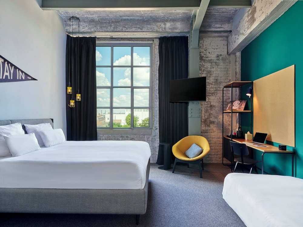 Deluxe, Triple, 1 King and 1 Single Beds