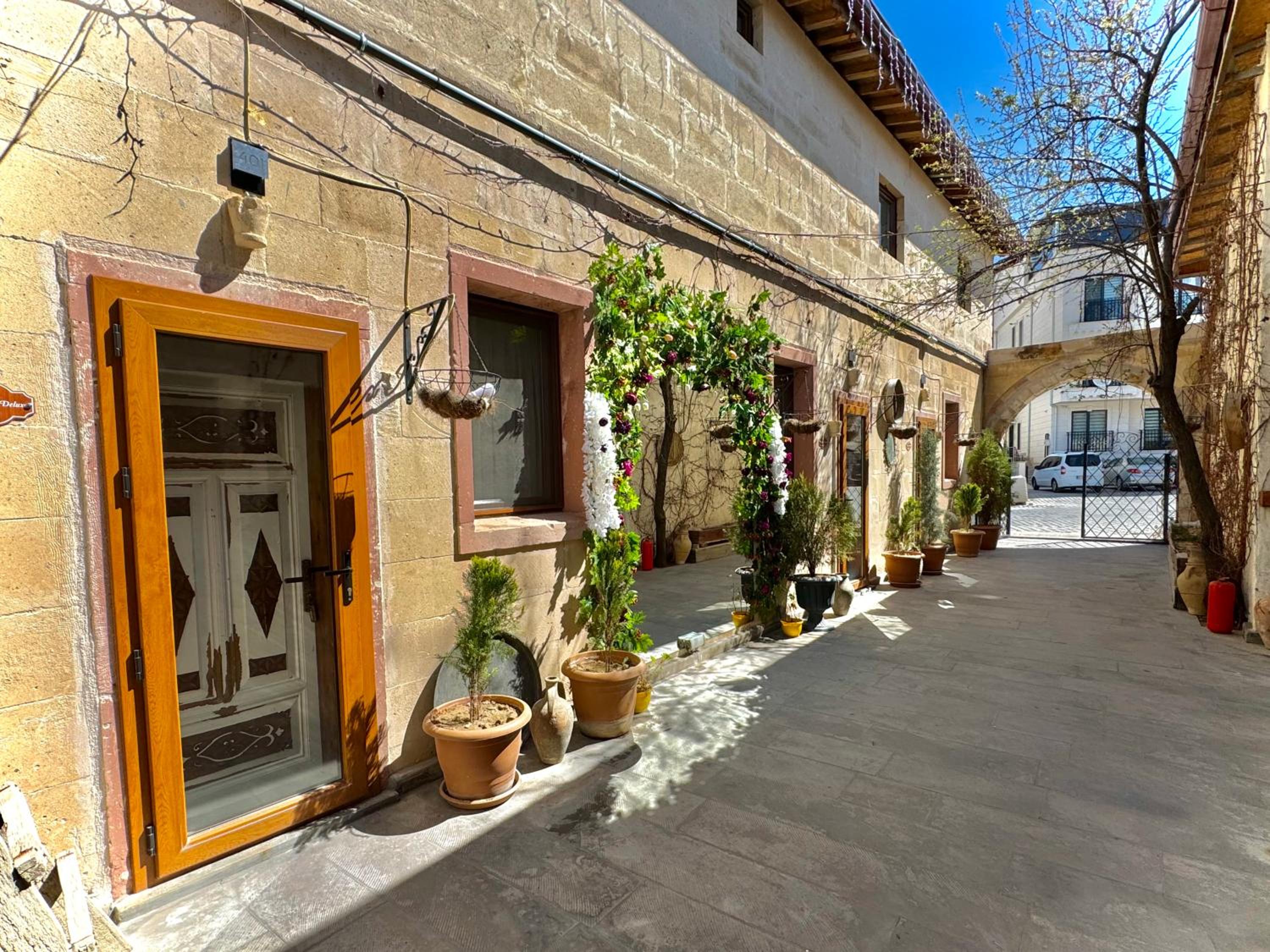 The Red Horse Hotel 3/50