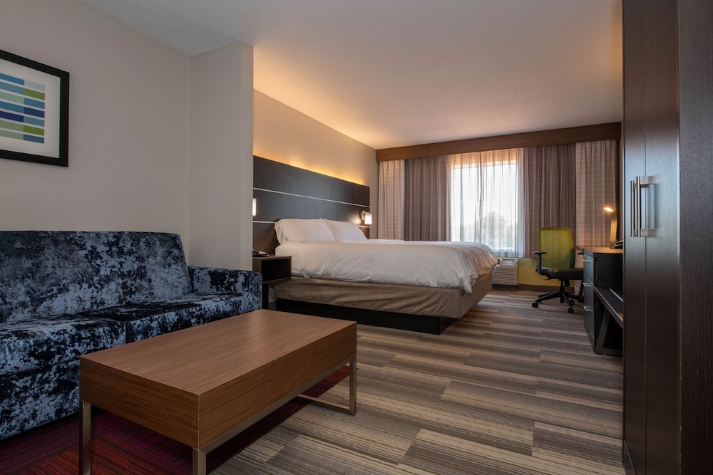 Suite, King Bed, Living Area