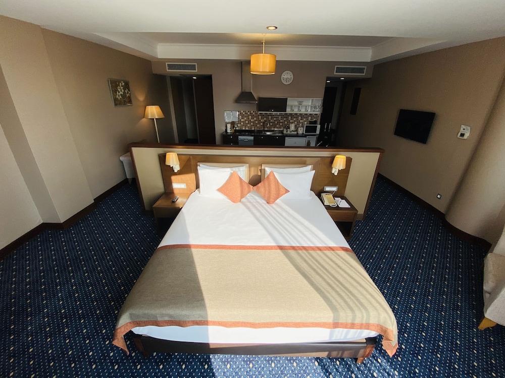 COMFORT, STUDIO, KING BED