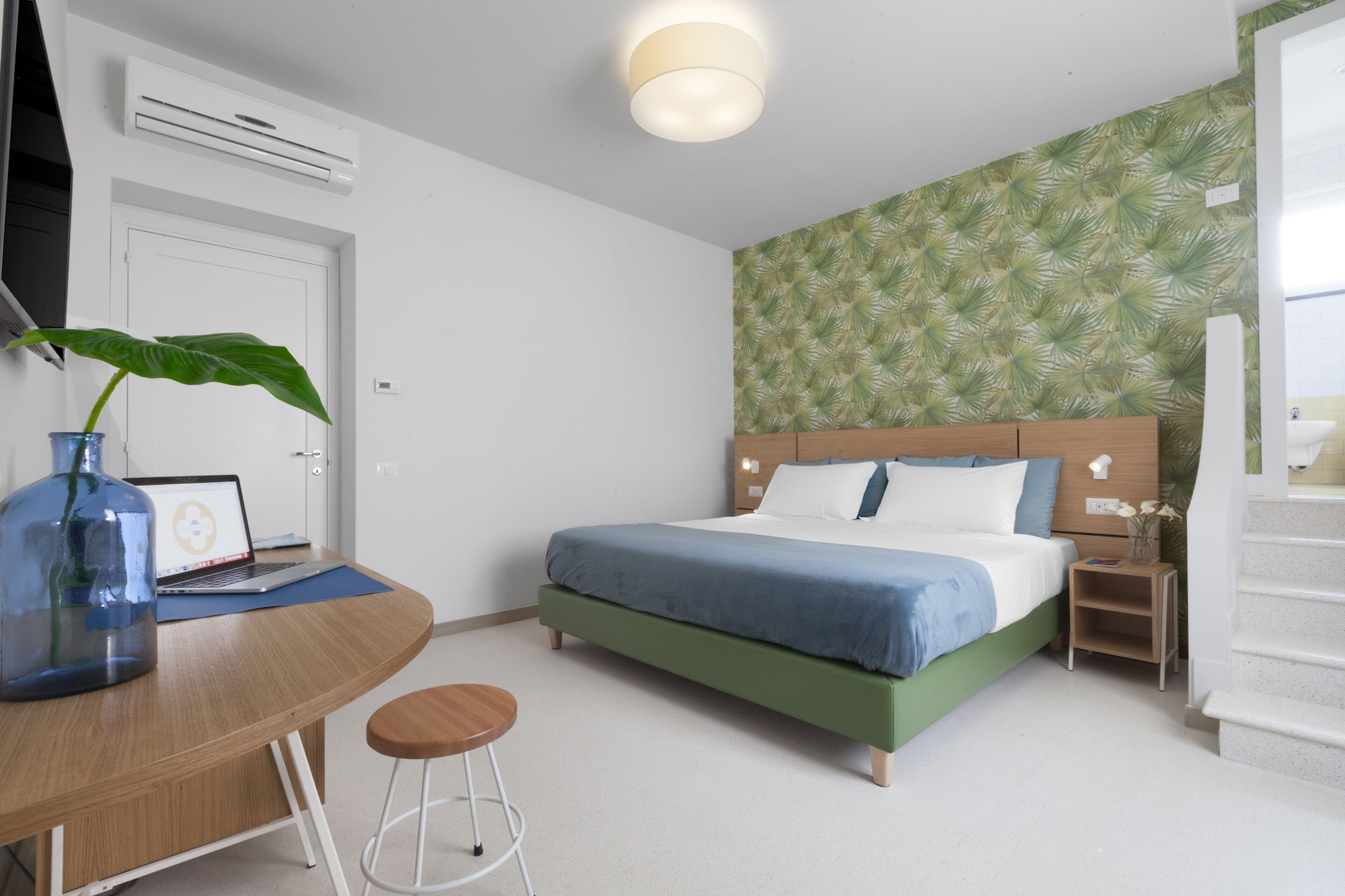 DELUXE, DOUBLE BED