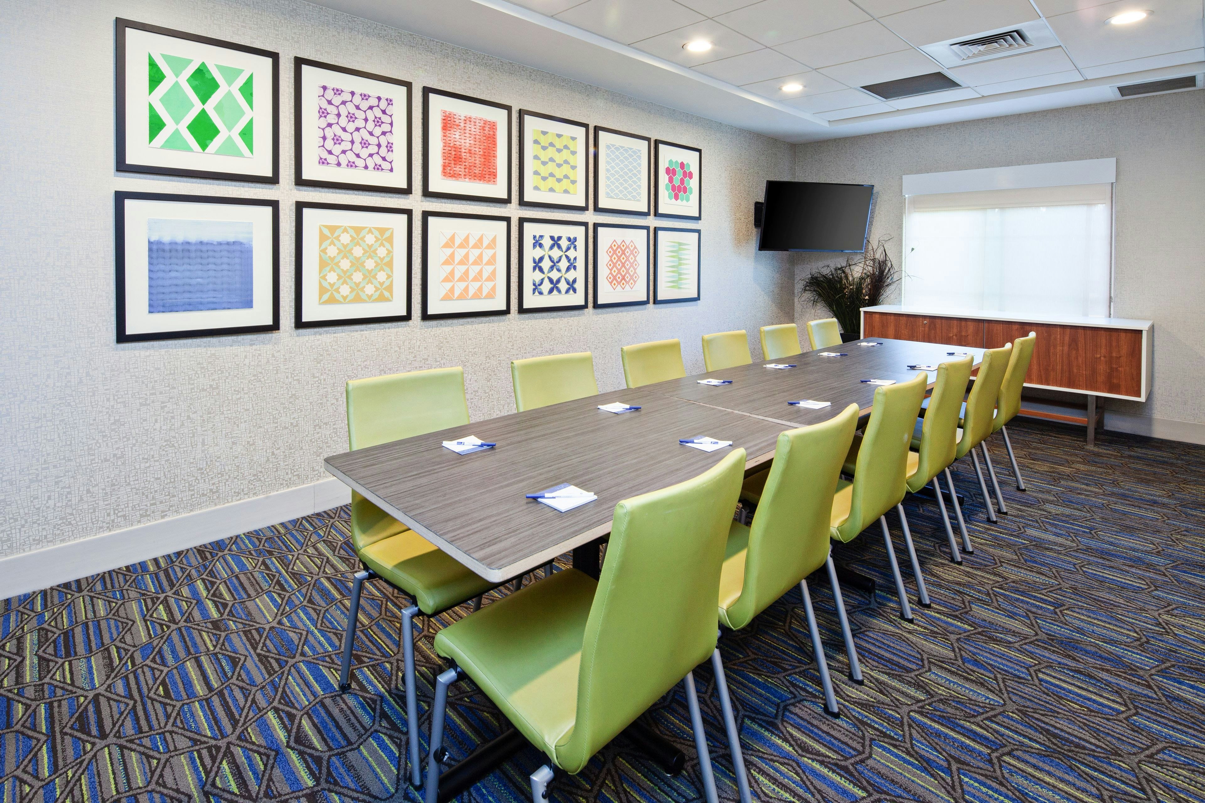 Holiday Inn Express Hotel Clovis Fresno 66/76