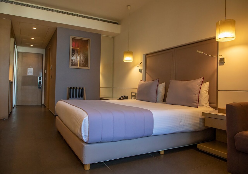 BUSINESS, SUITE