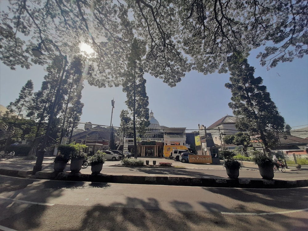 The Palais Dago Hotel 52/55