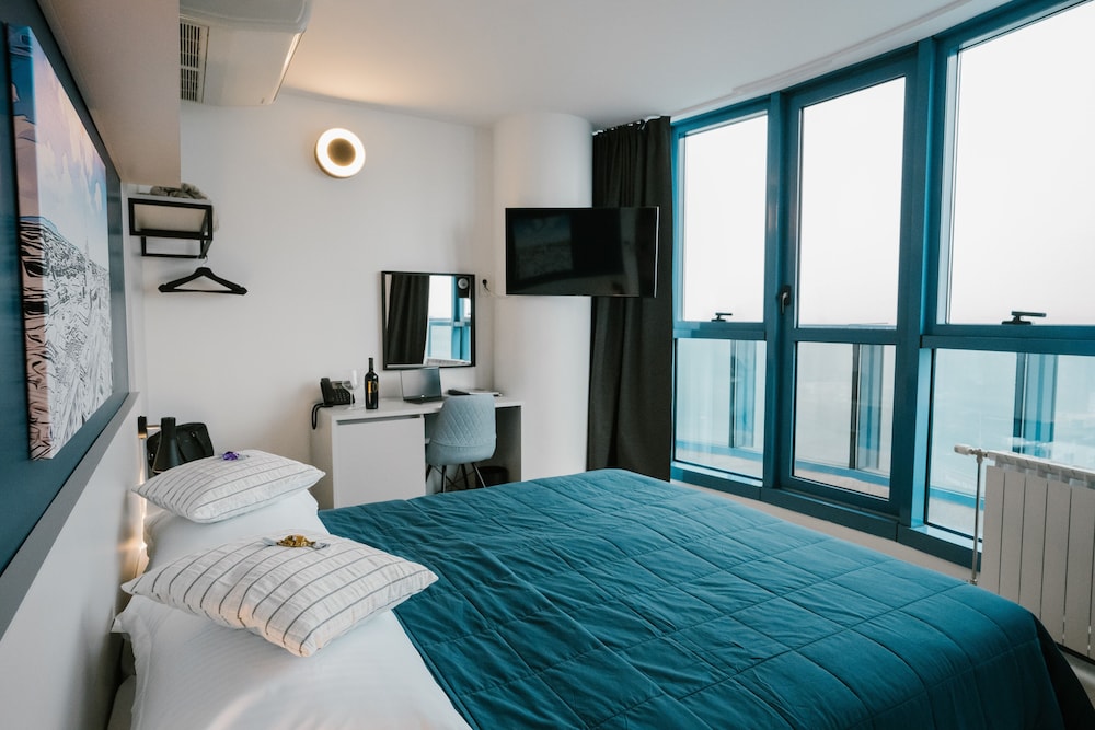 Hotel Blue 5/33