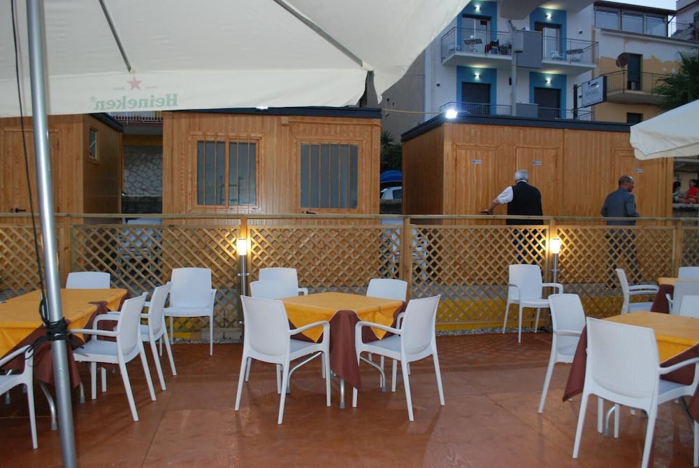 Maniel Beach Hotel 35/43