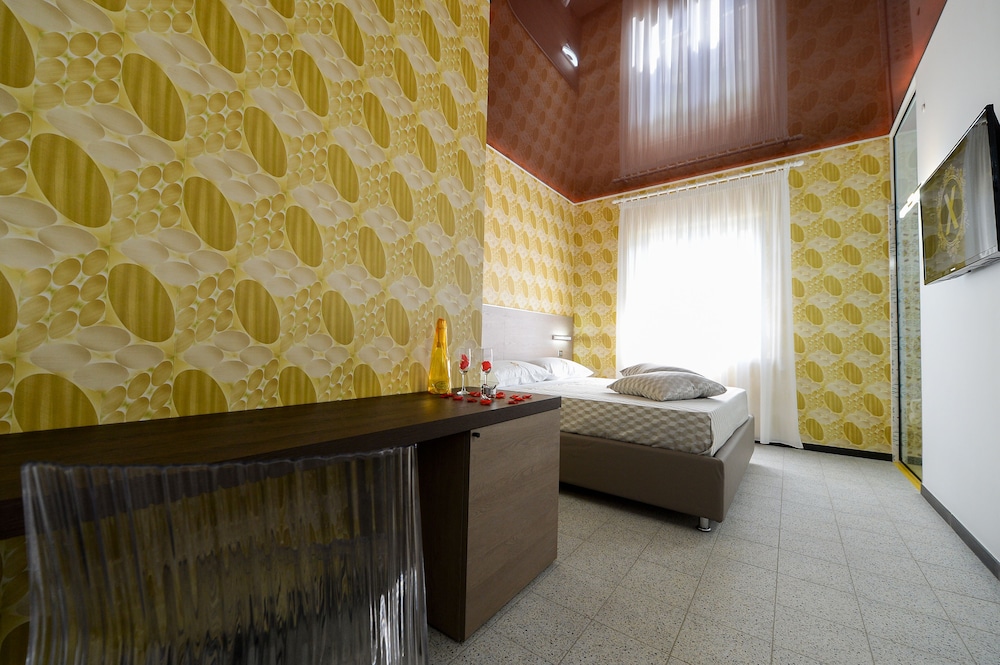 X Hotel 42/66