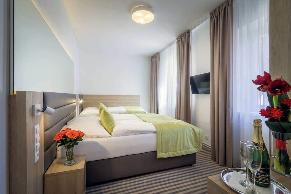 2 BEDROOMS, SUITE