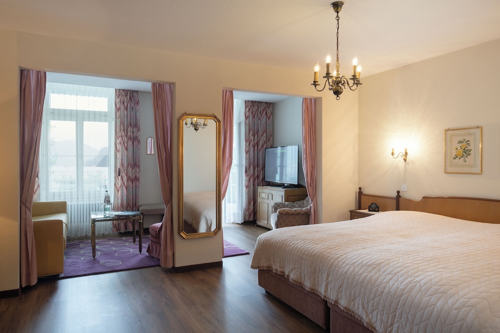 JUNIOR, TWIN BEDS, LAKE VIEW, BALCONY