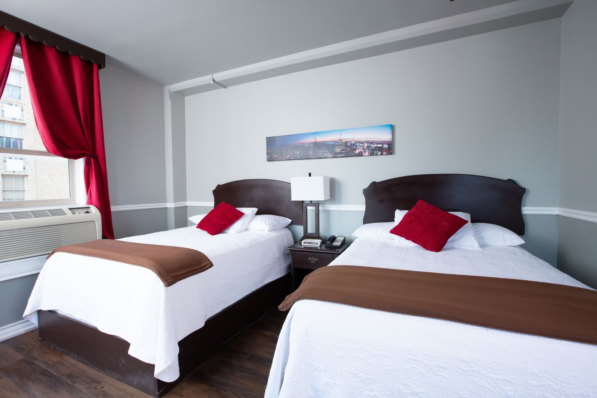 DELUXE, 2 DOUBLE BEDS