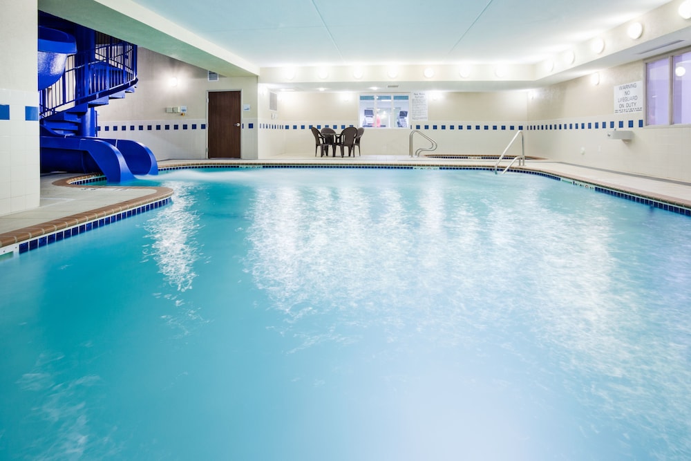 Holiday Inn Express & Suites Dickinson 3/60
