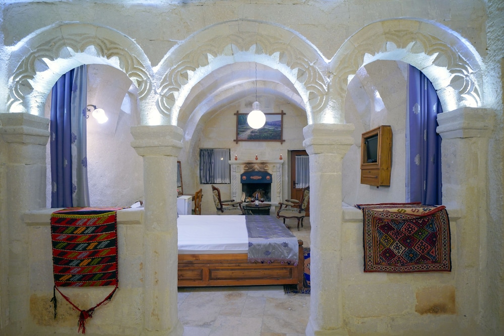 Elysee Cave House 4/100