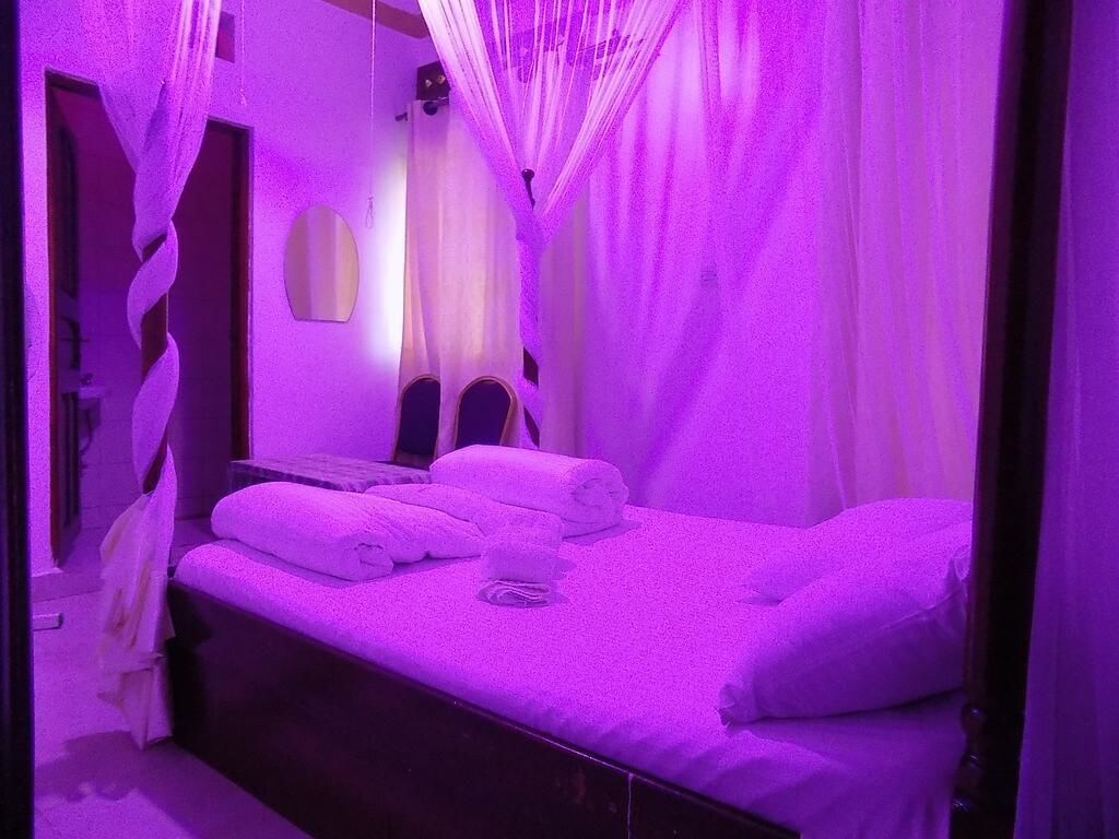 ROOM, DOUBLE BED
