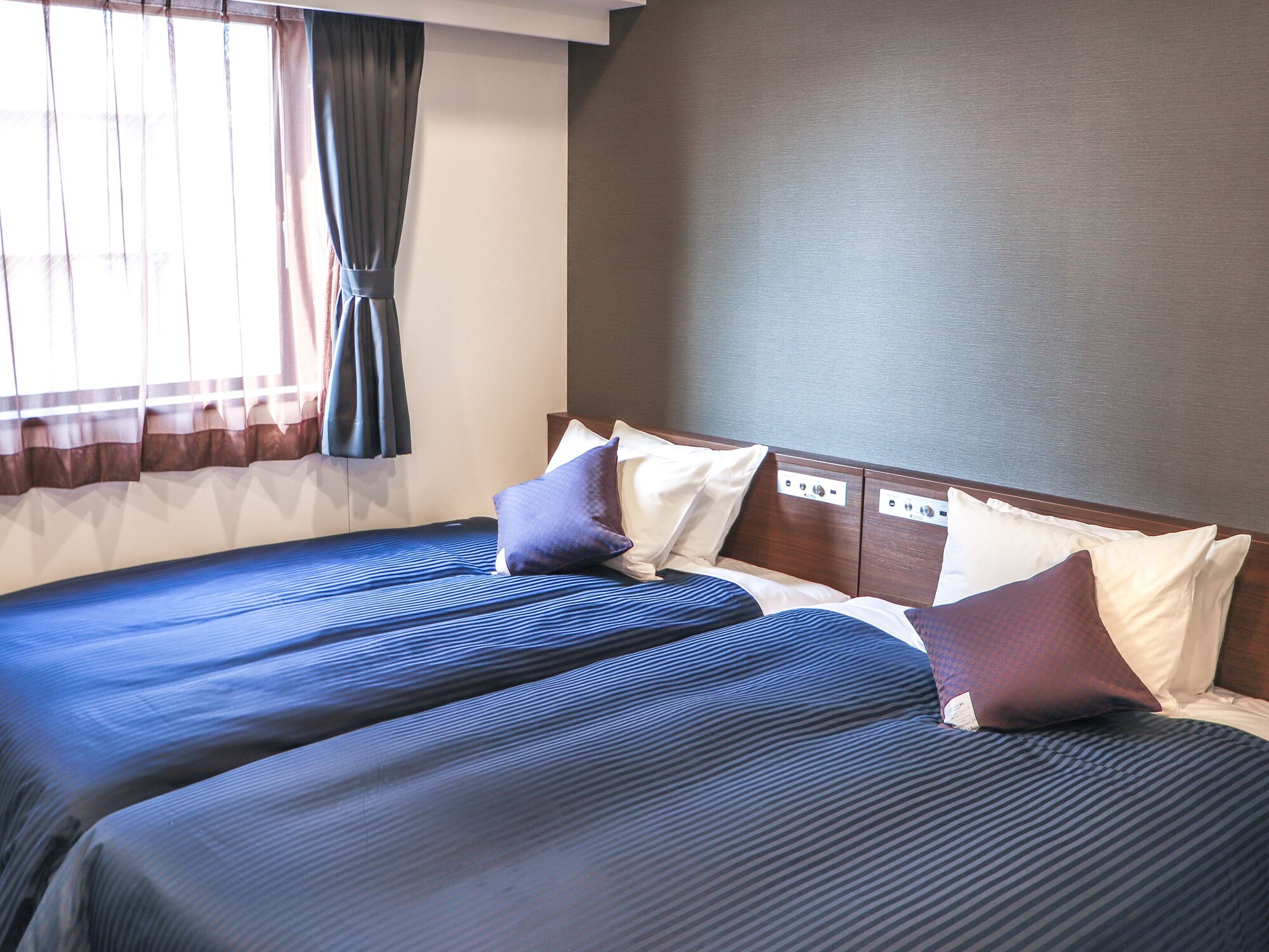 ROOM, TWIN BEDS