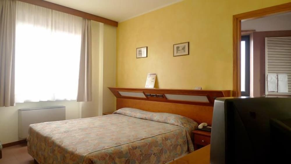 Room, Triple, Queen Bed, Sofa