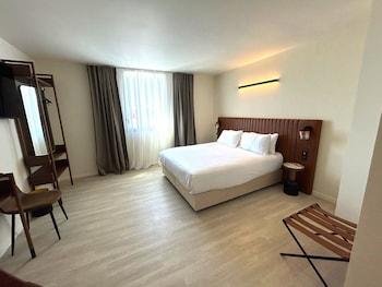 Chambre Superieure، Adonis le Castellet 2/2