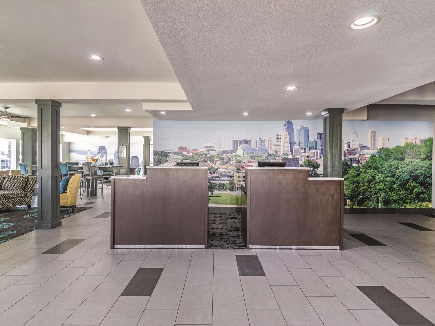 La Quinta Inn and Suites by Wyndham Kansas City Airport 7/34