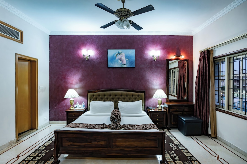 Signature, Oasis, Pool, Suite, King Bed
